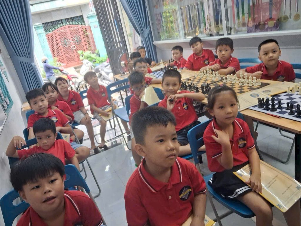 KHÓA HỌC CỜ VUA LỚP ĐỔI TUYỂN NHÍ BUỔI SÁNG THỨ 4 – TỪ 8…